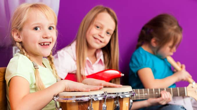 Kinder musizieren mit Instrumenten zu Hause