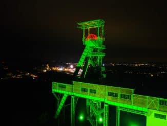 Förderturm der Grube Georg erstrahlt in den Abendstunden nun im grünen Licht – das Industriedenkmal ist eine echte Landmarke und besonderes „Highlight“ an der A 3