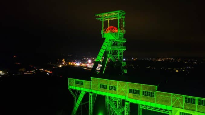 Förderturm der Grube Georg erstrahlt in den Abendstunden nun im grünen Licht – das Industriedenkmal ist eine echte Landmarke und besonderes „Highlight“ an der A 3